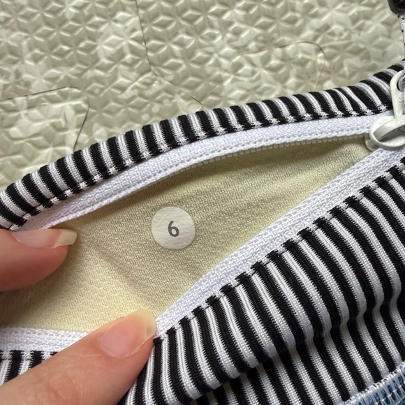 Lululemon Speed Short *4-way Stretch 2.5" size 6 Blurry Belle Multi / stripe - Picture 7 of 7